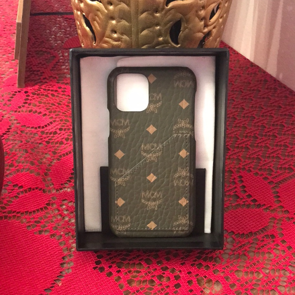 MCM SEA TURTLE i PHONE CASE 11 PRO. COMES WITH DUST BAG, AUTHENTIC CARD AND BOX.